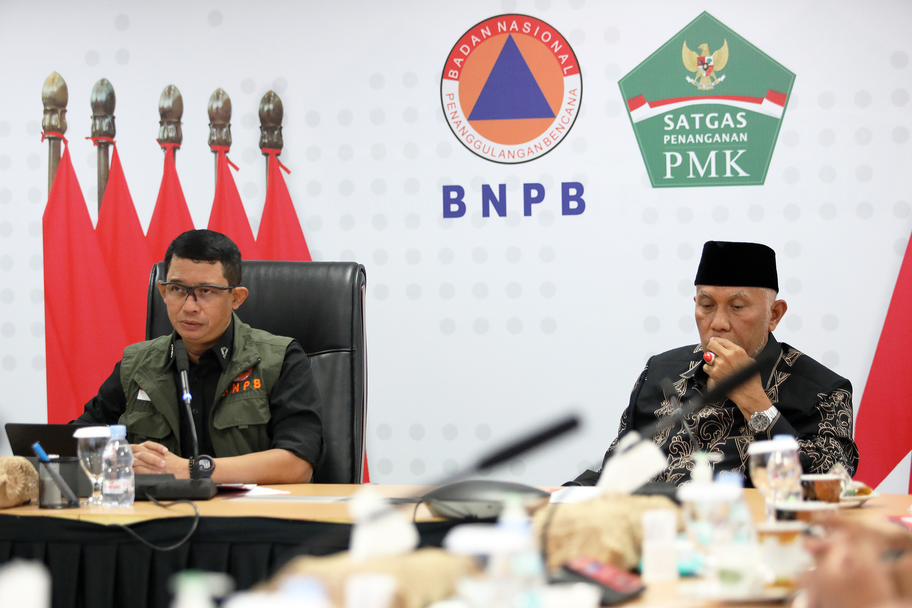 Kepala BNPB Letjen TNI Suharyanto S.Sos., M.M., (kiri) memberikan arahan dalam pertemuan yang dilakukan antara BNPB dengan Pemerintah Provinsi Sumatera Barat di Gedung Graha BNPB, Jakarta, Kamis (27/7).